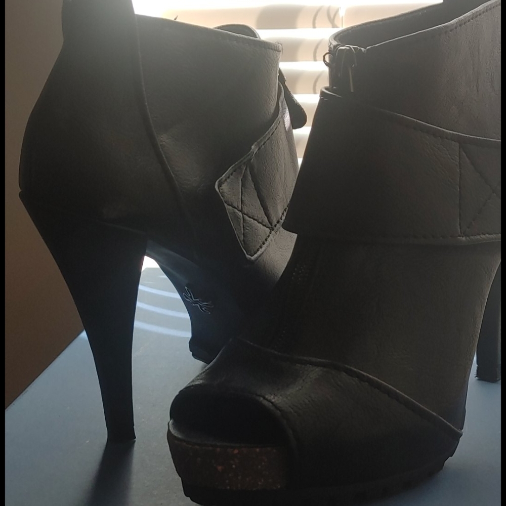 Heels - Picture 3 of 5